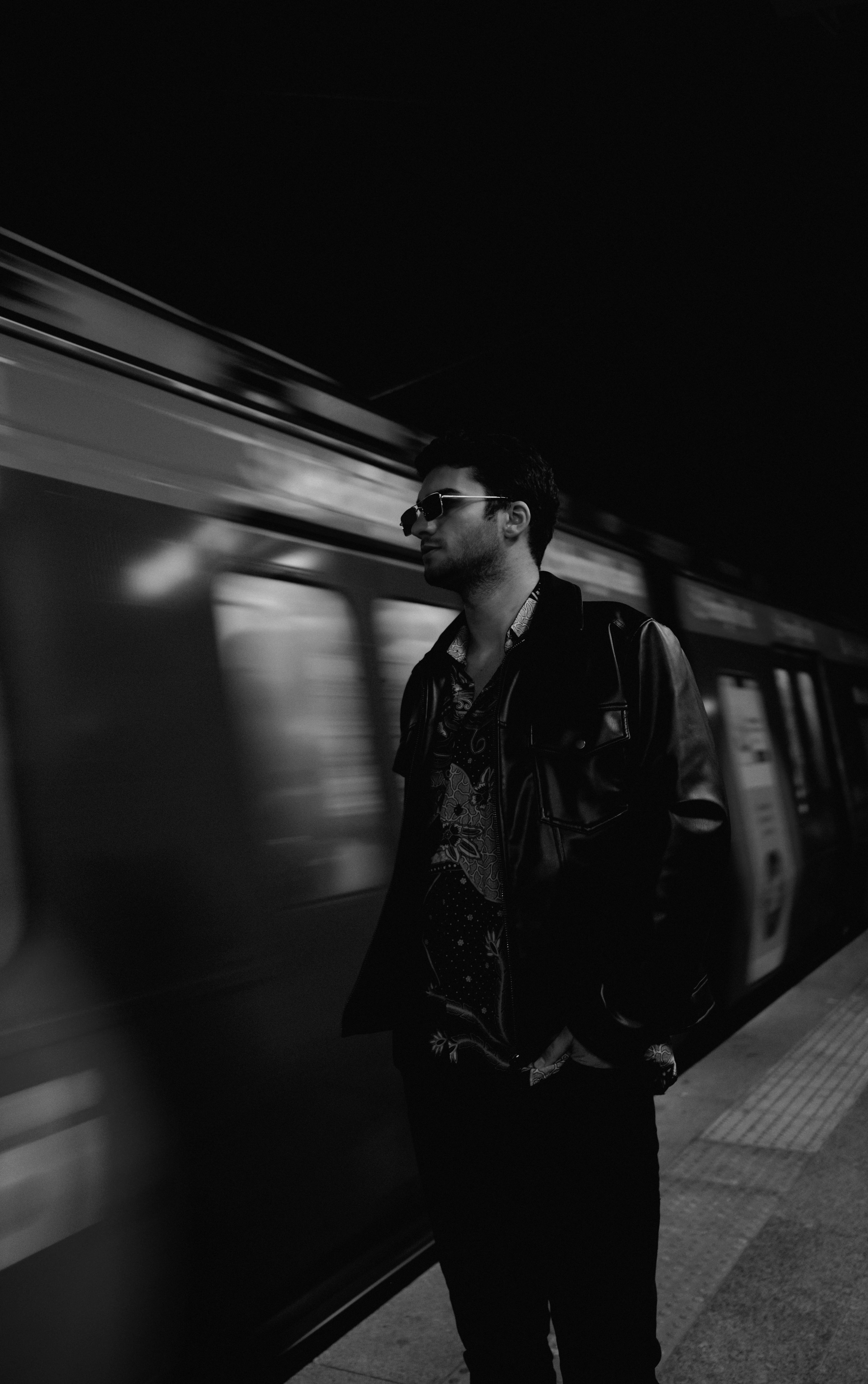Geçip giden bir trenin yanında duran adam